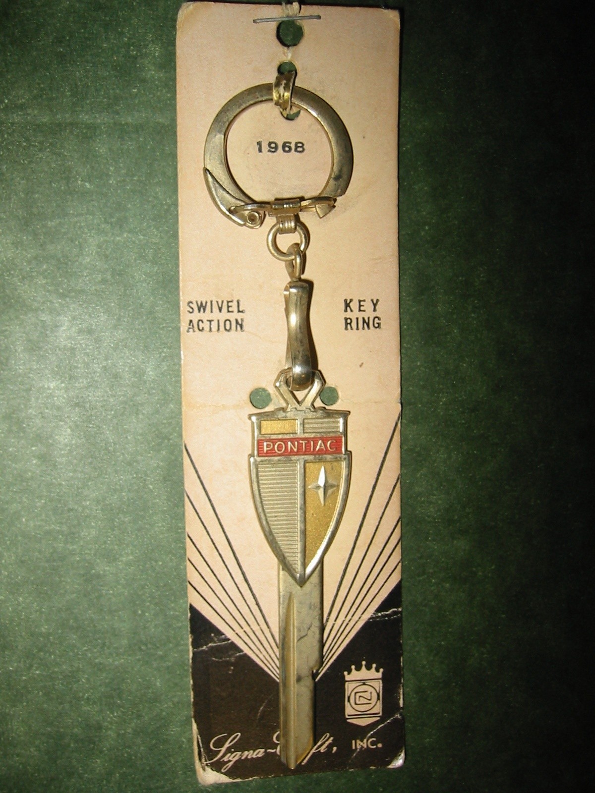 Pontiac Shield Crest Key 1968 (M) - Click Image to Close