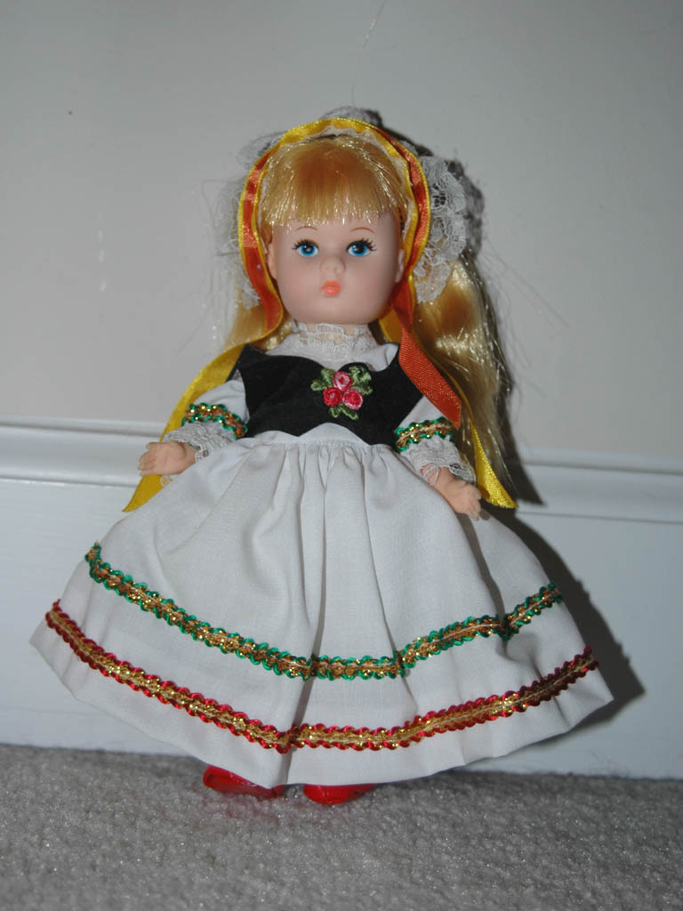 Vogue Ginny Folkdress Doll